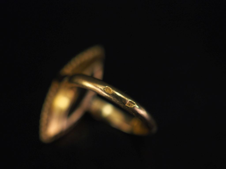 Bague de forme marquise en or jaune, sertie en son centre d’un saphir.