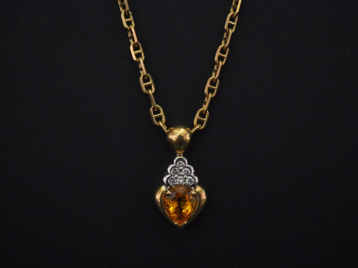 Collier en or jaune, maile marine, orné d'un pendentif serti d'un quar