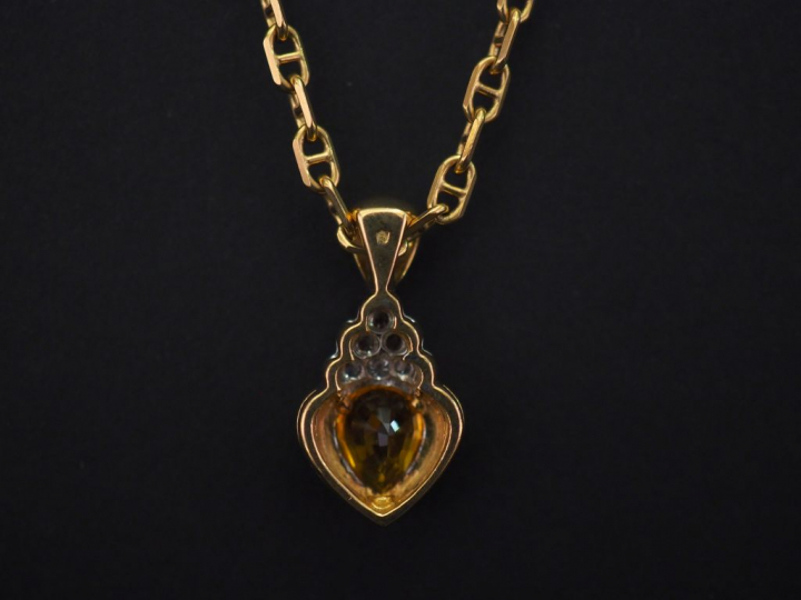 Collier en or jaune, maile marine, orné d'un pendentif serti d'un quar