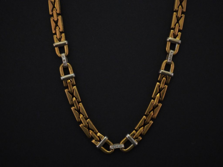 	Collier articulé deux tons d’or, maille plate. Les motifs du centre a