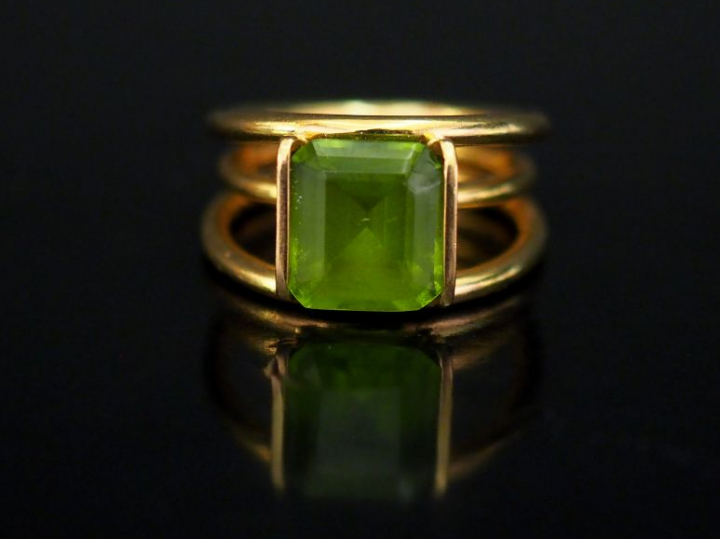 	Bague en or jaune, sertie en son centre d’un quartz. Jolie monture tr