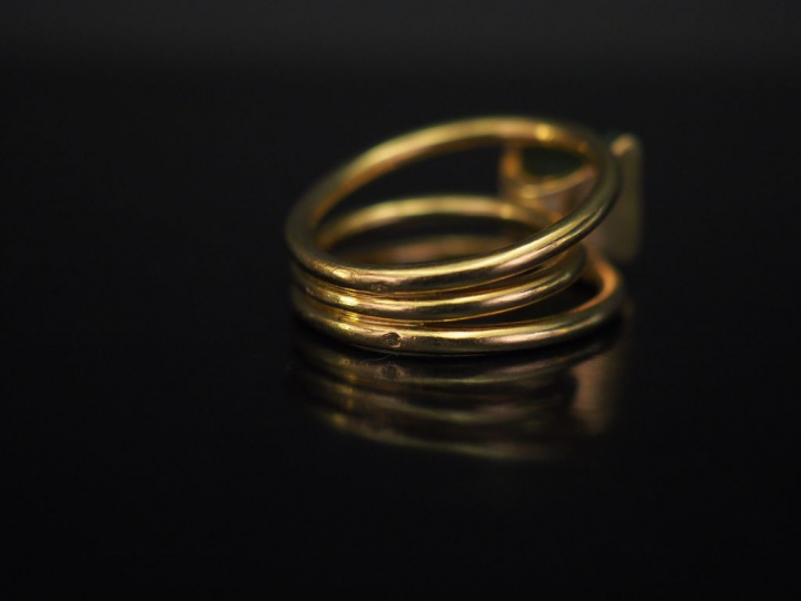 	Bague en or jaune, sertie en son centre d’un quartz. Jolie monture tr