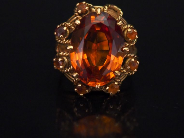 Importante bague en or jaune, sertie en son centre d'un quartz, entour