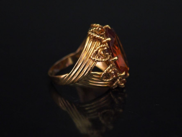 Importante bague en or jaune, sertie en son centre d'un quartz, entour