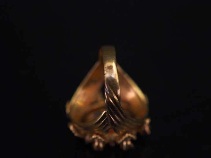 Importante bague en or jaune, sertie en son centre d'un quartz, entour