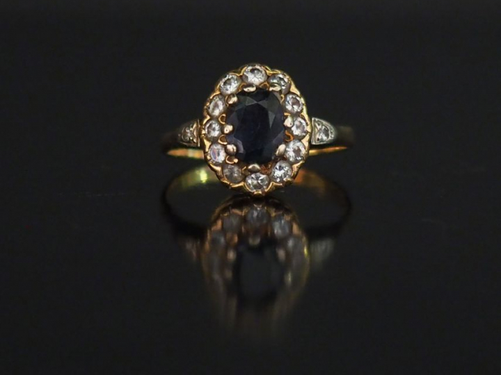 	Bague de forme marguerite en or jaune, sertie en son centre d’un saph