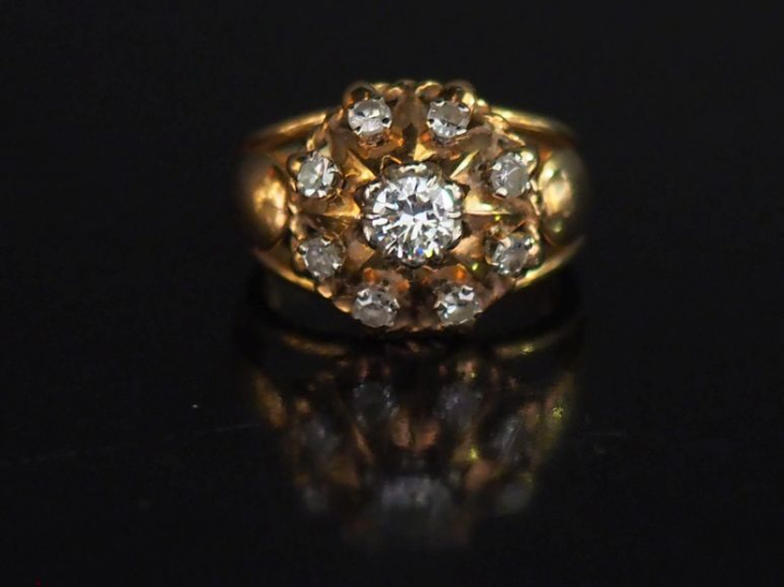 Bague dôme en or jaune, sertie en son centre d'un diamant taille ancie