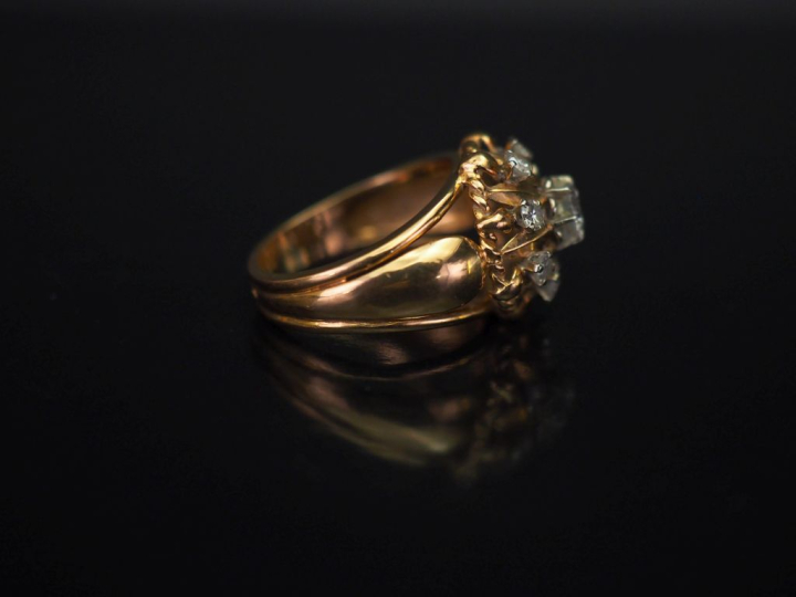 Bague dôme en or jaune, sertie en son centre d'un diamant taille ancie