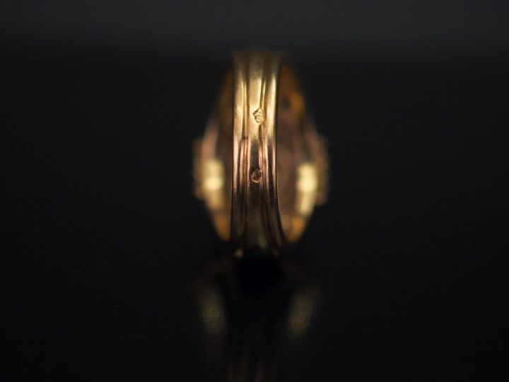 Bague dôme en or jaune, sertie en son centre d'un diamant taille ancie