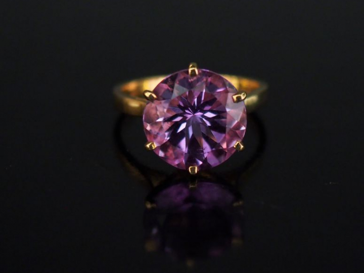 Bague en or jaune, sertie en son centre d'une améthyste. TDD. 56 Poids