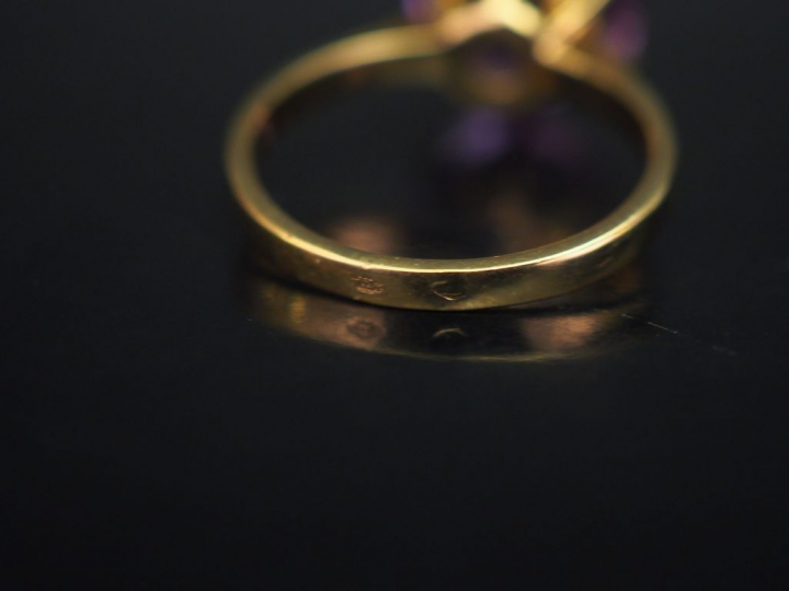 Bague en or jaune, sertie en son centre d'une améthyste. TDD. 56 Poids