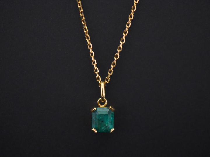 Chaine en or jaune, maille forçat et son pendentif en or jaune, serti 