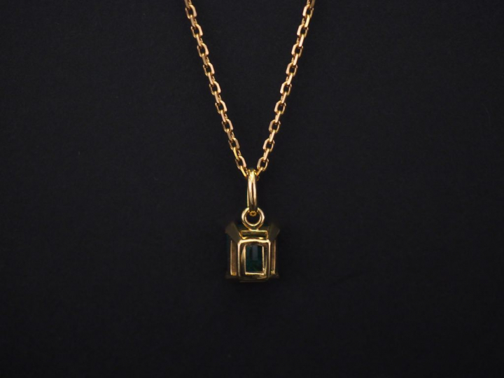Chaine en or jaune, maille forçat et son pendentif en or jaune, serti 
