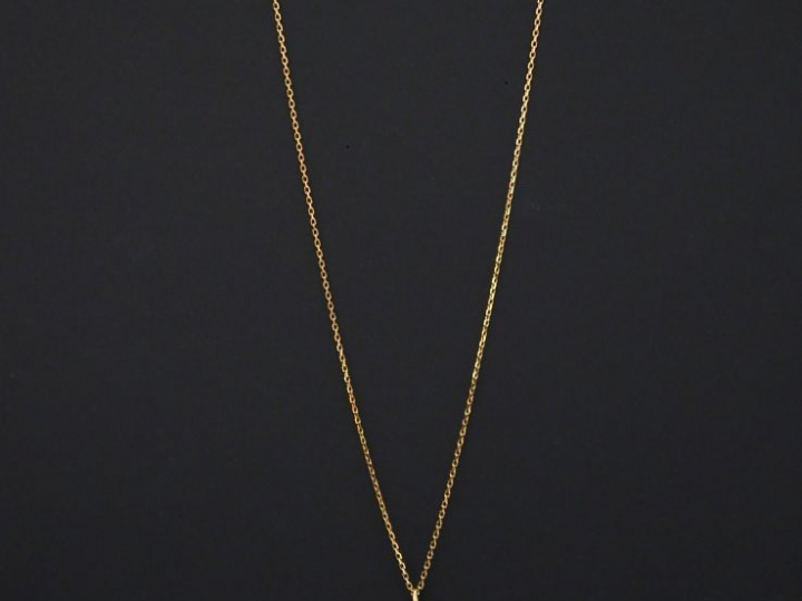 Chaine en or jaune, maille forçat et son pendentif en or jaune, serti 