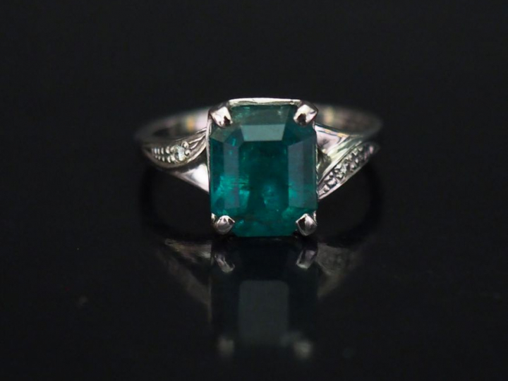 Bague en or blanc, sertie en son centre d'une émeraude de 3,53 ct. La 