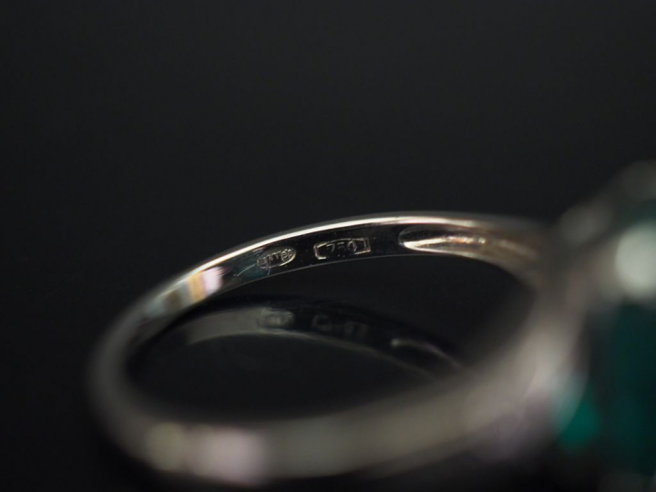 Bague en or blanc, sertie en son centre d'une émeraude de 3,53 ct. La 
