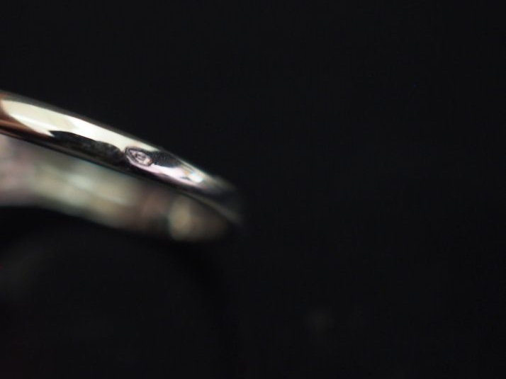 Bague en or blanc, sertie en son centre d'une émeraude de 3,53 ct. La 