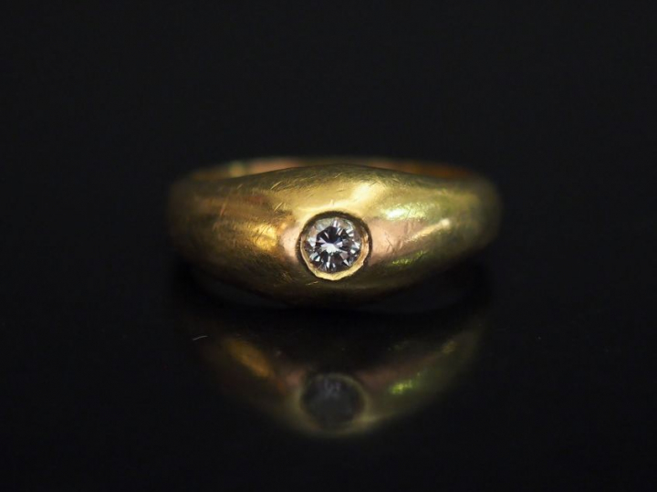 Bague en or jaune, ornée en son centre d'un diamant serti clos. TDD. 6