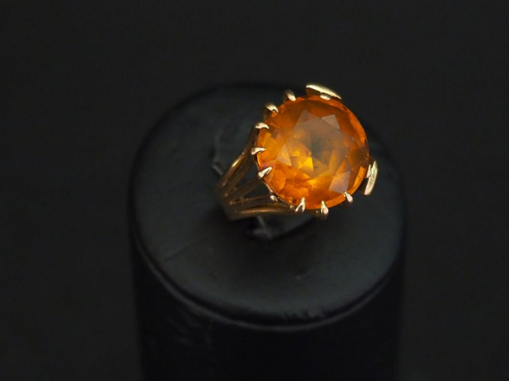 Bague de forme stylisée en or jaune, sertie en son centre d'un quartz.