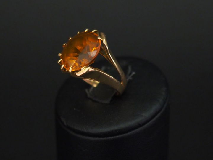 Bague de forme stylisée en or jaune, sertie en son centre d'un quartz.
