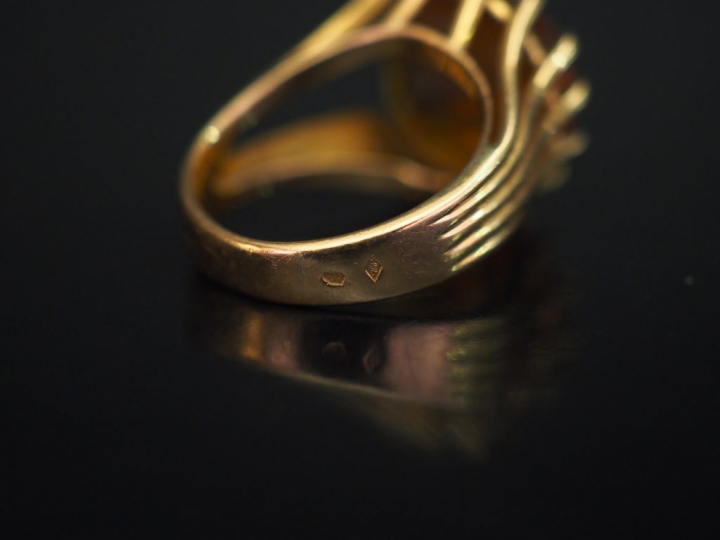 Bague de forme stylisée en or jaune, sertie en son centre d'un quartz.