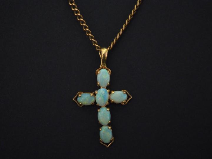 	Chaine en or jaune, ornée d’un pendentif en forme de croix en or jaun