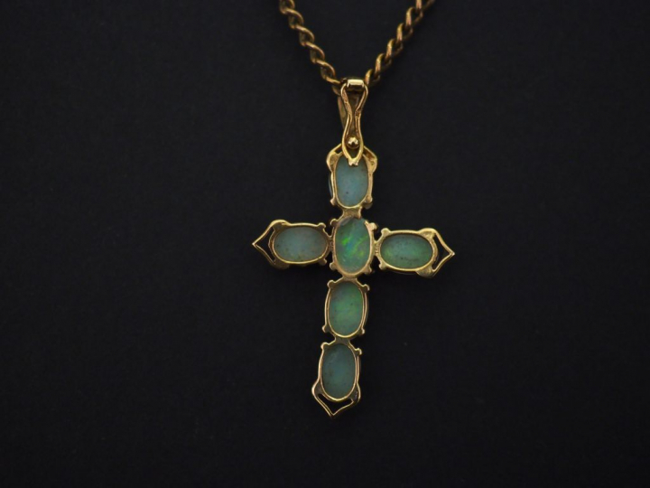 	Chaine en or jaune, ornée d’un pendentif en forme de croix en or jaun