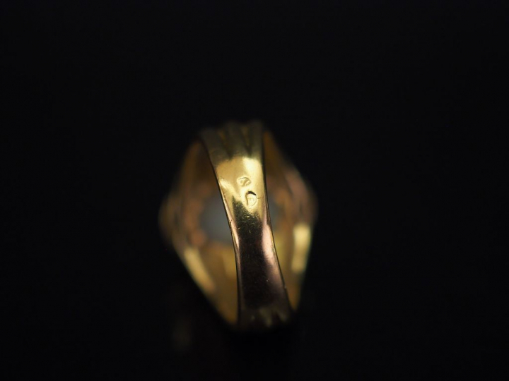 Bague en or jaune, ornée en son centre d’une opale ovale en serti clos
