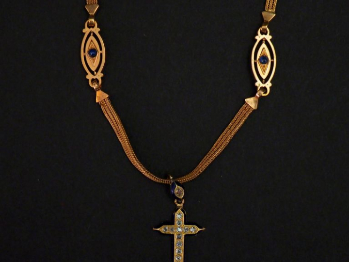 Collier Napoléon III en or jaune, plate agrémentée de maillons ovales 