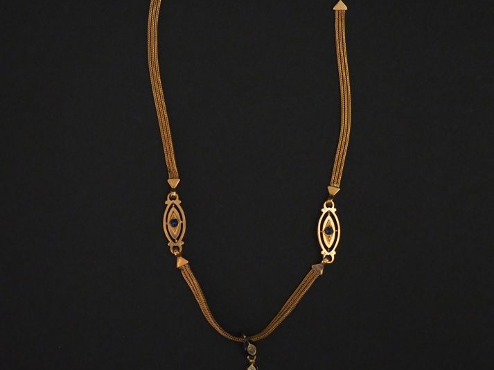 Collier Napoléon III en or jaune, plate agrémentée de maillons ovales 