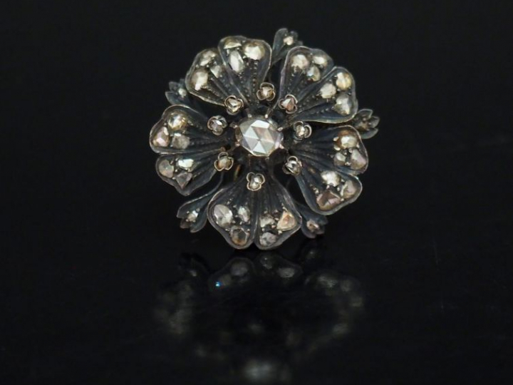 Broche Napoléon III en or jaune et argent en forme de fleur épanouie, 