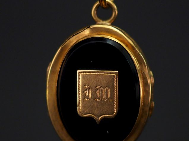 Pendentif porte-photo Napoléon III en or jaune et onyx noir, à décor e