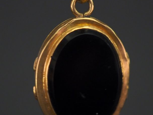 Pendentif porte-photo Napoléon III en or jaune et onyx noir, à décor e