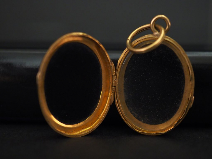 Pendentif porte-photo Napoléon III en or jaune et onyx noir, à décor e