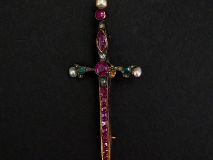 Broche Napoléon III en argent et vermeil figurant un poignard, sertie 