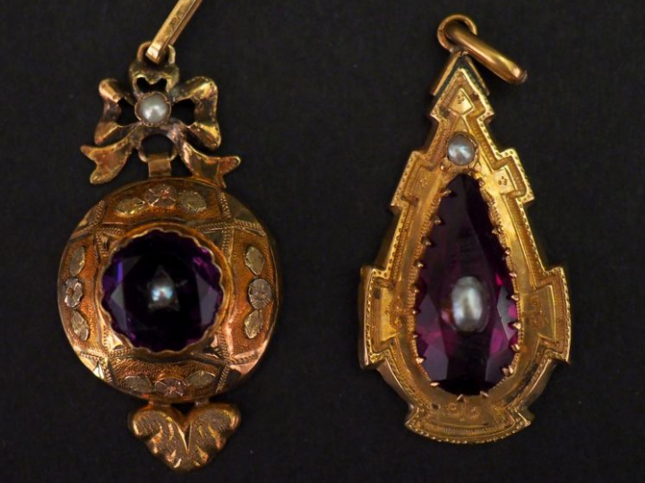 Ensemble comprenant :  - un pendentif Napoléon III en forme de goutte 
