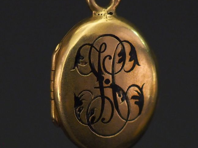 Pendentif porte-photo Napoléon III en or jaune et onyx noir, à décor d
