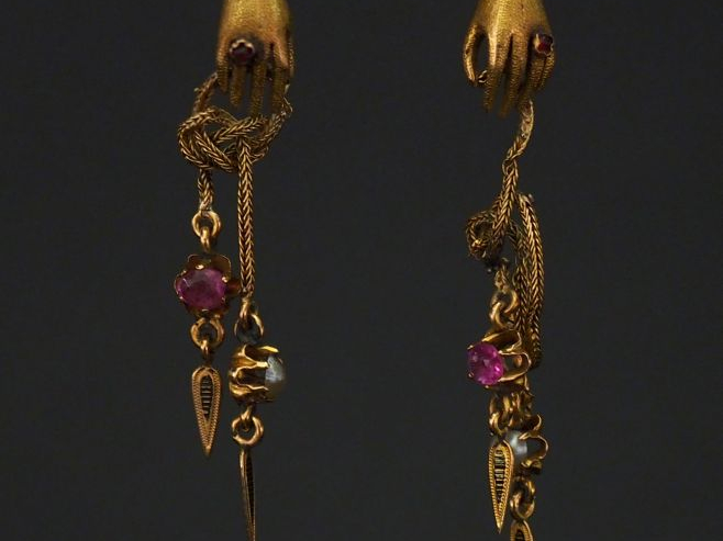 	Paire de perces oreilles Napoléon III en or jaune, émail noir, perles
