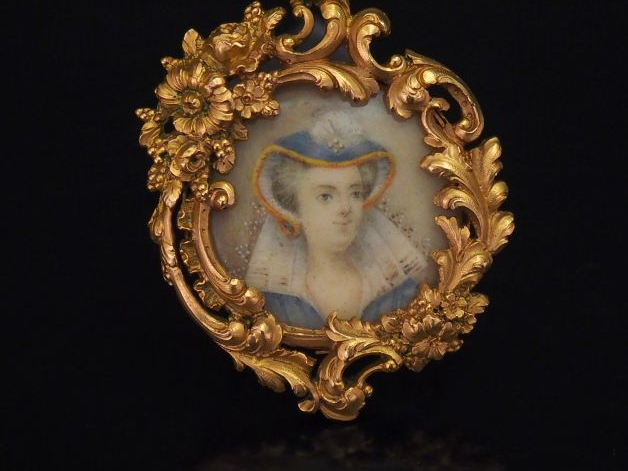Broche de style Louis XV en or jaune, à décor de rinceaux et de fleurs
