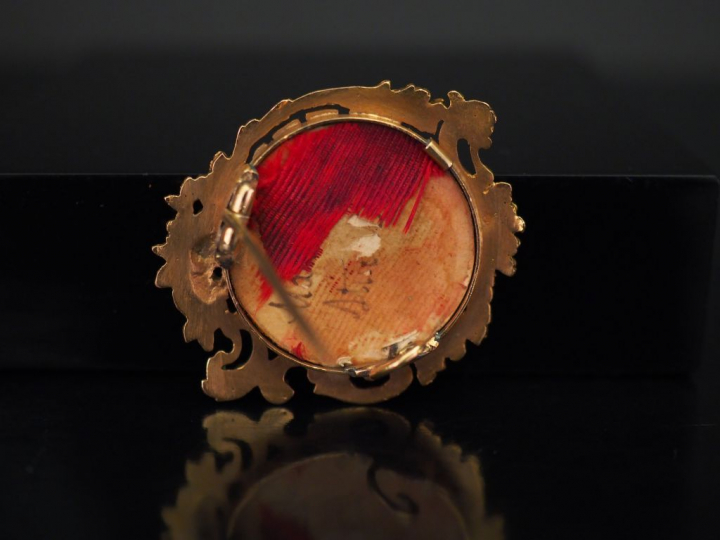 Broche de style Louis XV en or jaune, à décor de rinceaux et de fleurs