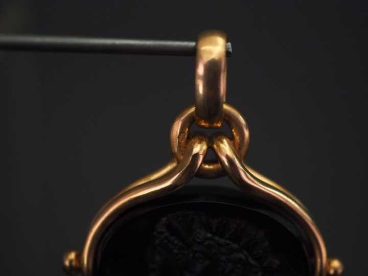 Pendentif en or jaune, sertie en son centre d'un camée pierre dure amo