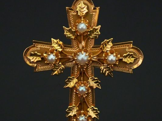 Pendentif Napoléon III en forme de croix en or jaune et serti de perle
