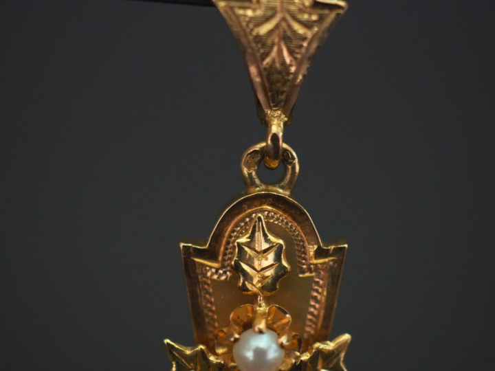 Pendentif Napoléon III en forme de croix en or jaune et serti de perle