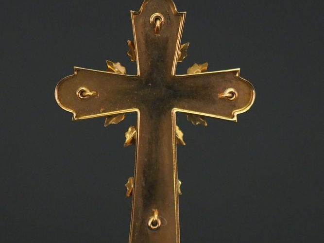 Pendentif Napoléon III en forme de croix en or jaune et serti de perle