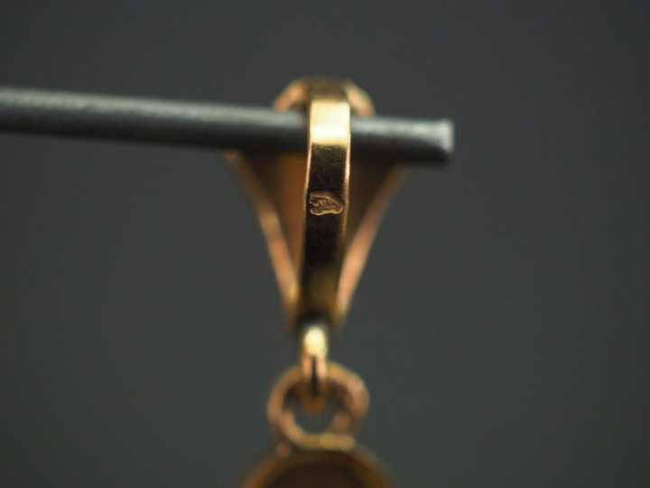 Pendentif Napoléon III en forme de croix en or jaune et serti de perle