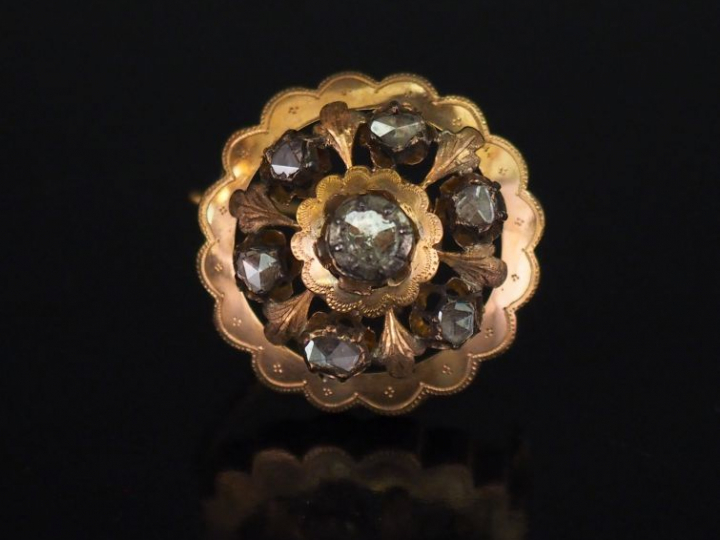 	Broche Napoléon III en forme de rosace en or jaune, sertie de diamant