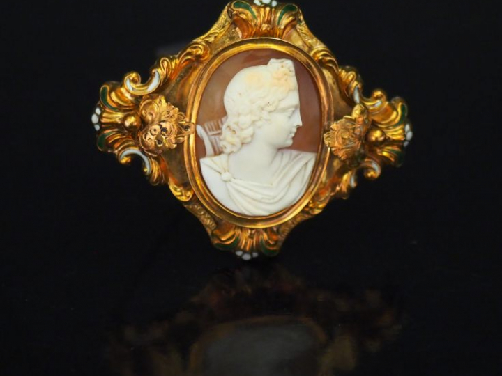 	Broche Napoléon III en or jaune et émail vert et blanc, sertie en son