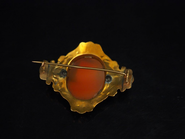 	Broche Napoléon III en or jaune et émail vert et blanc, sertie en son