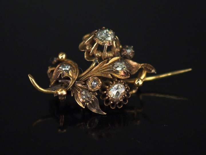 	Broche Napoléon III en or jaune, en forme de branchage fleuri et sert