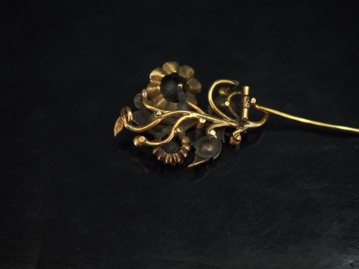 	Broche Napoléon III en or jaune, en forme de branchage fleuri et sert